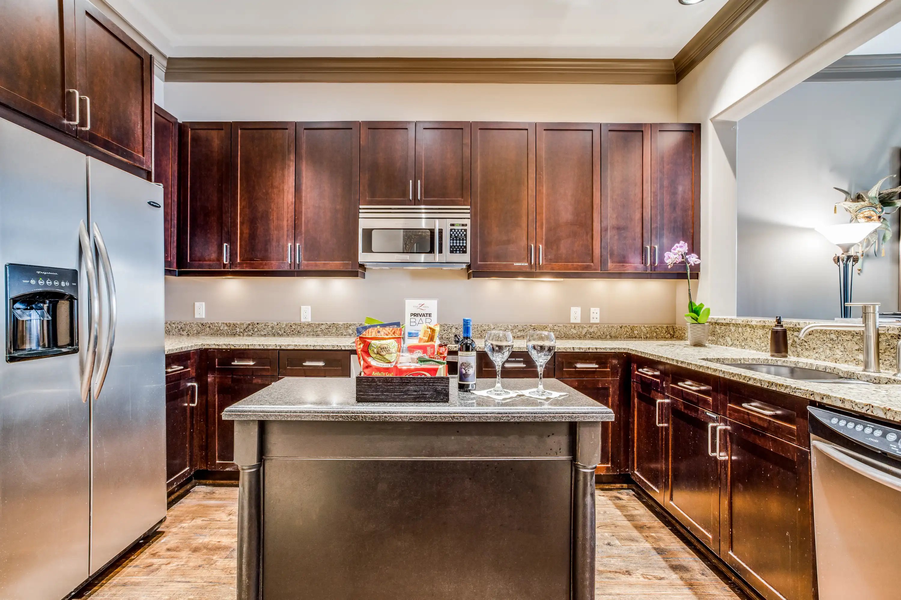 Dangerous Beauty - Suites | Dallas - Hotel ZaZa